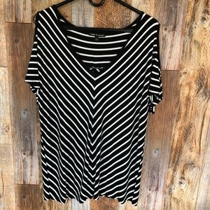 CABLE & GAUGE Black & White Keyhole Sleeve Top.